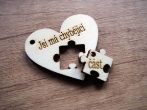 Dřevěná klíčenka pro páry srdce a puzzle
