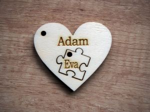 Dřevěná klíčenka pro páry srdce a puzzle - jména