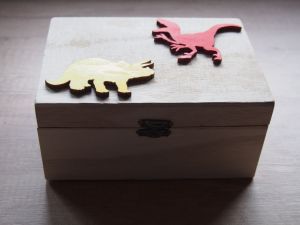 Dřevěná zavírací krabička s dinosaury