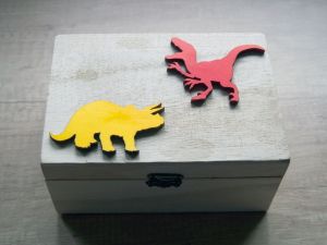 Dřevěná zavírací krabička s dinosaury - varianta 3