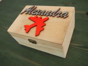 Dřevěná zavírací krabička se jménem a letadlem