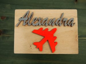 Dřevěná zavírací krabička se jménem a letadlem