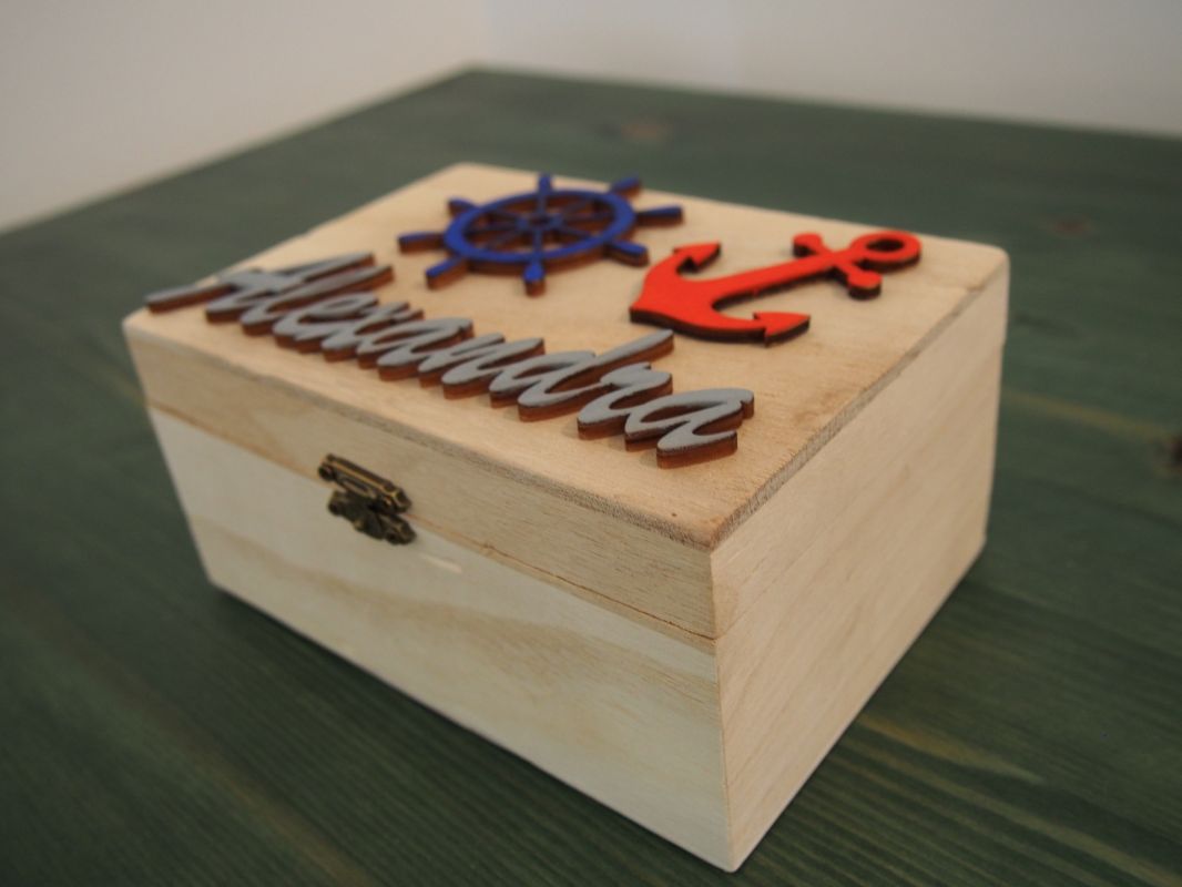 Dřevěná zavírací krabička se jménem námořnická - kormidlo a kotva