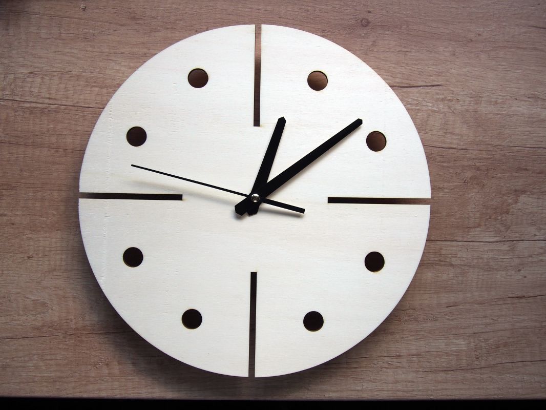 Dřevěné nástěnné hodiny "modern" - white