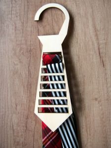 Věšák na kravaty dřevěný