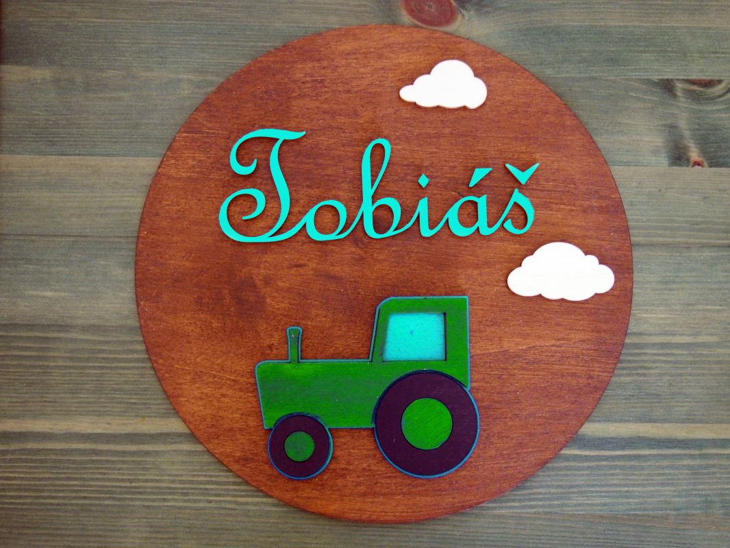 Dřevěná dekorace kruhová s traktorem a jménem