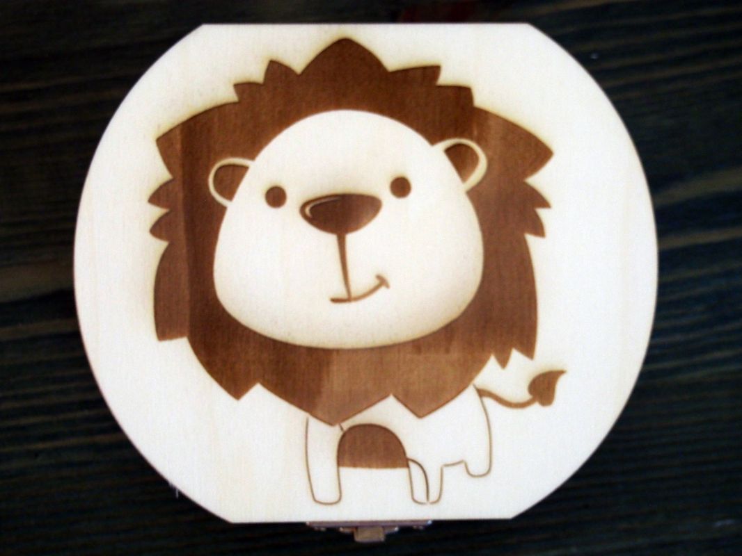 Dřevěná krabička na mléčné zoubky s českými popisky zvířátka - lev