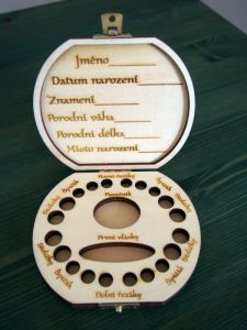 Dřevěná krabička na mléčné zoubky s českými popisky zvířátka
