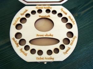 Dřevěná krabička na mléčné zoubky s českými popisky zvířátka