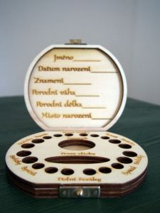 Dřevěná krabička na mléčné zoubky s českými popisky víla