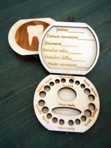 Dřevěná krabička na mléčné zoubky s českými popisky zub