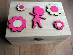 Dřevěná zavírací krabička baletka a květiny - varianta 1