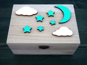 Dřevěná zavírací krabička měsíc a hvězdy