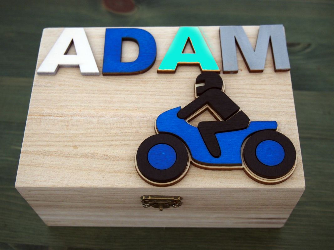 Dřevěná zavírací krabička se jménem a motorkou