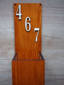 Dřevěný držák na květináč s domovním číslem