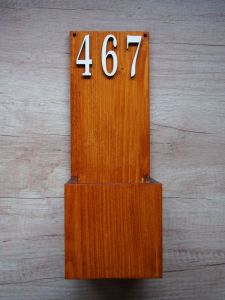 Dřevěný držák na květináč s domovním číslem - čísla šikmo
