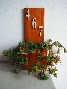 Dřevěný držák na květináč s domovním číslem | čísla šikmo, čísla v řádku