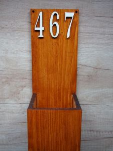Dřevěný držák na květináč s domovním číslem - čísla šikmo