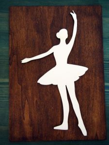 Dřevěný obrázek baletka 4 - tmavá