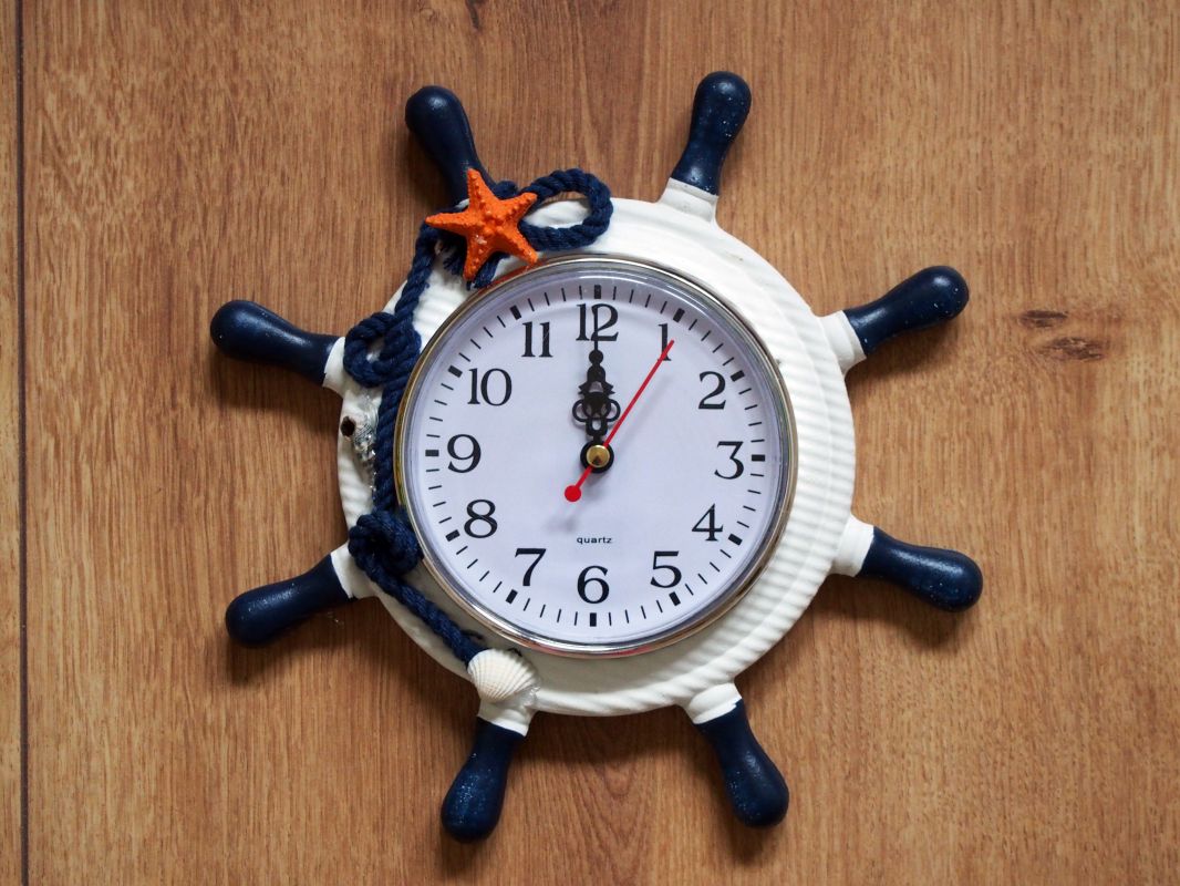 Nástěnné hodiny v námořnickém stylu - kormidlo