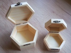 Dřevěná krabička s hvězdičkami