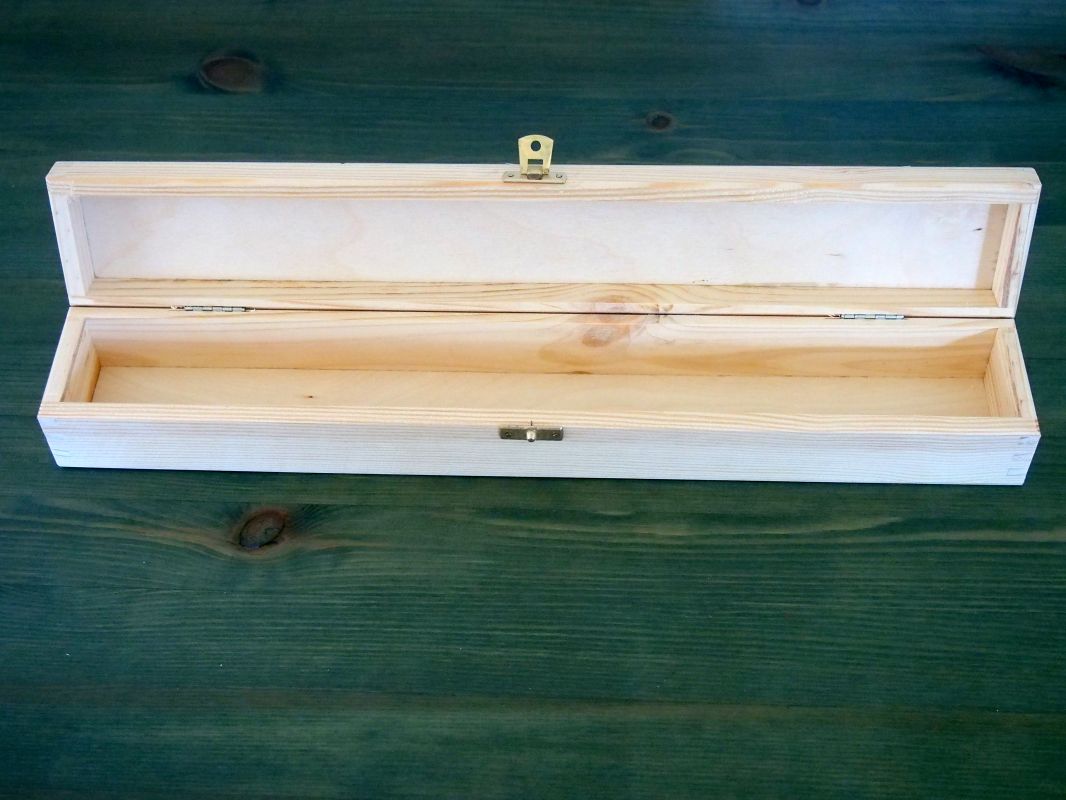 Dlouhá dřevěná krabička na křestní svíci