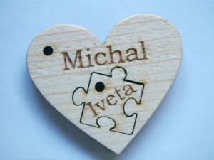 Dřevěná klíčenka pro páry srdce a puzzle - jména