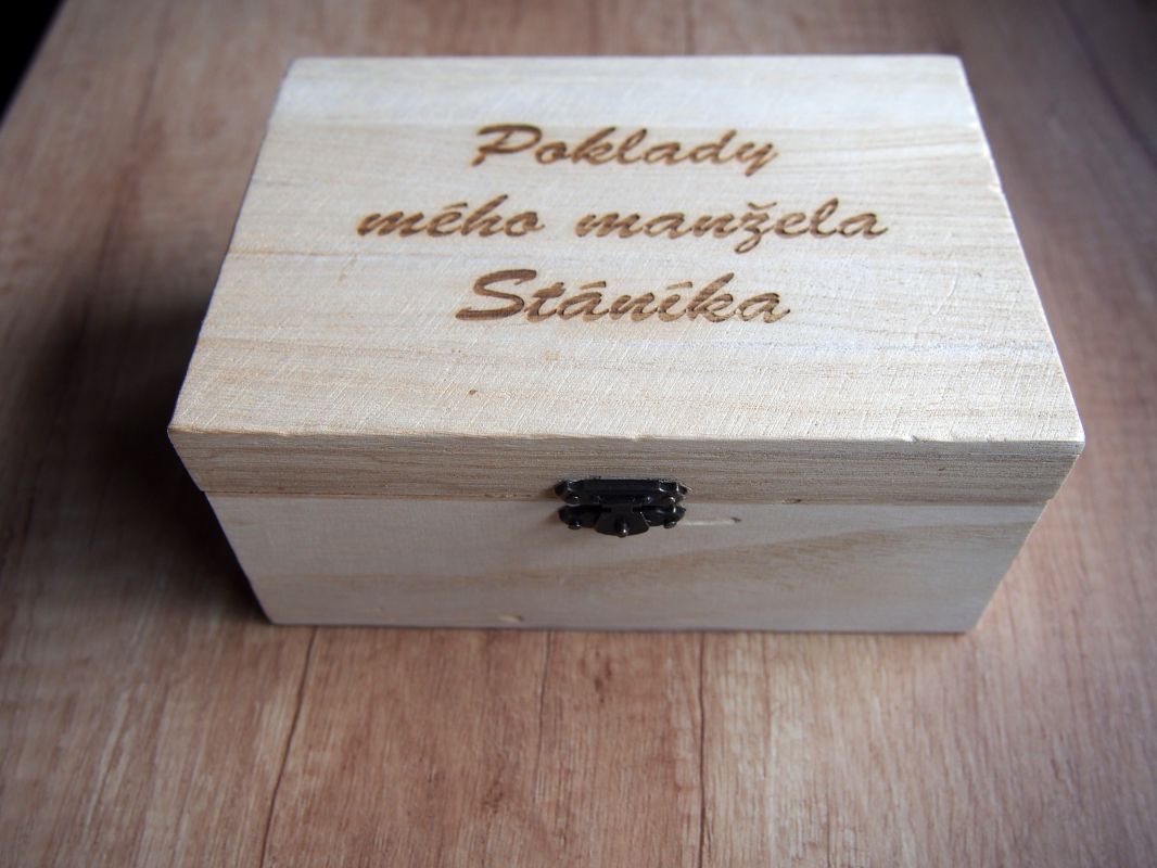Dřevěná krabička gravírovaná 17.5 x 8 x 12.5 cm