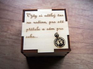 Dřevěná krabička na hodinky s vlastním textem, věnováním