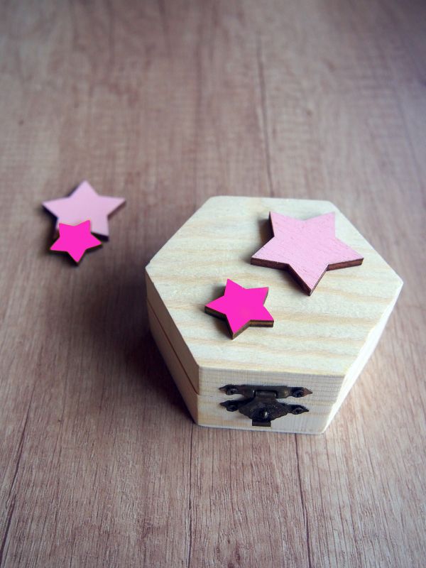 Dřevěná krabička s hvězdičkami