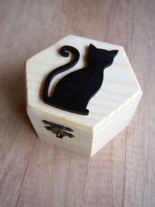 Dřevěná krabička s kočkou