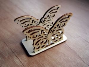 Dřevěný stojánek na ubrousky motýl