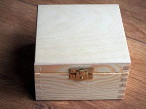 Dřevěná zavírací krabička 12x12x7,5cm