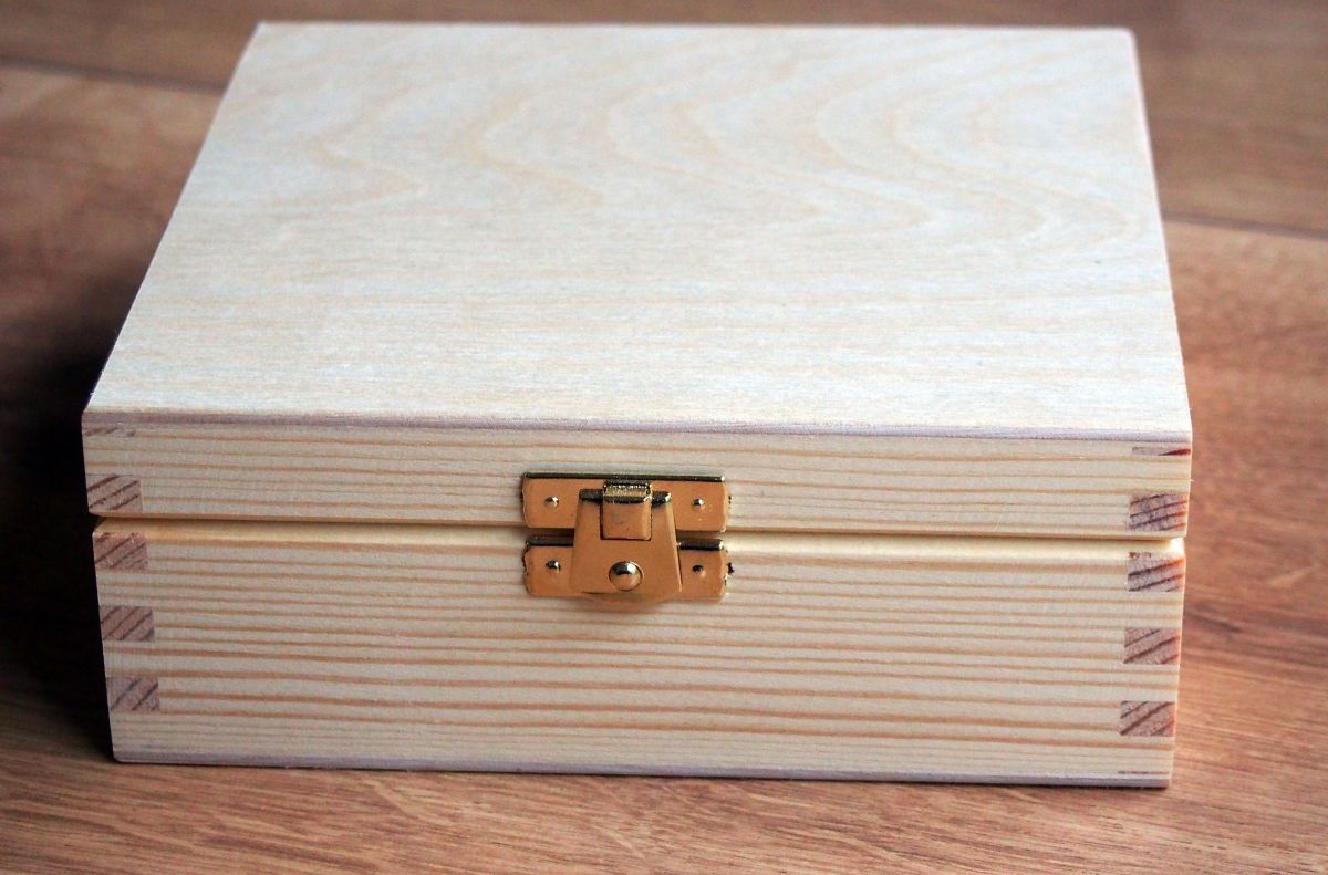 Dřevěná zavírací krabička 14x14x7,5cm
