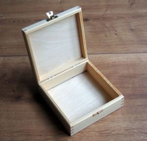 Dřevěná zavírací krabička 16x16x6cm