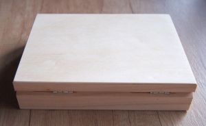 Dřevěná zavírací krabička s červeným polstrováním 16x12x3,5cm