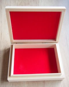 Dřevěná zavírací krabička s červeným polstrováním 16x12x3,5cm