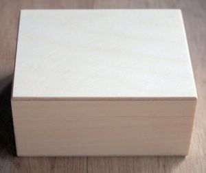 Dřevěná zavírací krabička s červeným polstrováním 10x8x5cm