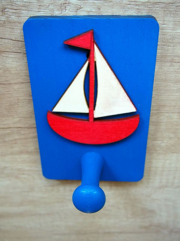 Dřevěný vešáček s námořnickými motivy - loďka