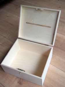 Dřevěný zamykací box na obálky 29x25x15