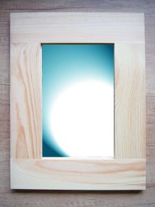 Zrcadlo s dřevěným rámem jednoduché