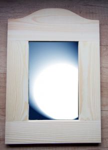 Zrcadlo s dřevěným rámem 