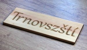 Dřevěná cedulka s gravírovaným nápisem 20x7,4cm