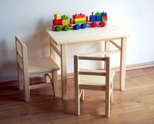 Dětský stoleček a dvě židličky