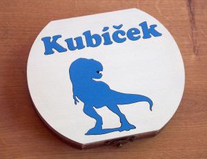 Dřevěná krabička na mléčné zoubky s českými popisky s dinosaurem a jménem barevná