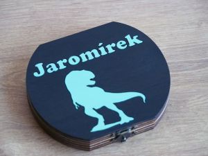 Dřevěná krabička na mléčné zoubky s českými popisky s dinosaurem a jménem barevná