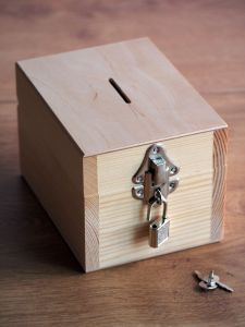 Dřevěná pokladnička zámeček s klíčkem