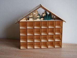 Dřevěný adventní kalendář 31x32x8,5cm