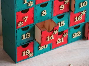 Dřevěný adventní kalendář se šuplíčky