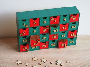 Dřevěný adventní kalendář se šuplíčky